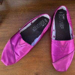 Gently used, Magenta Toms. Womens 6.5.
